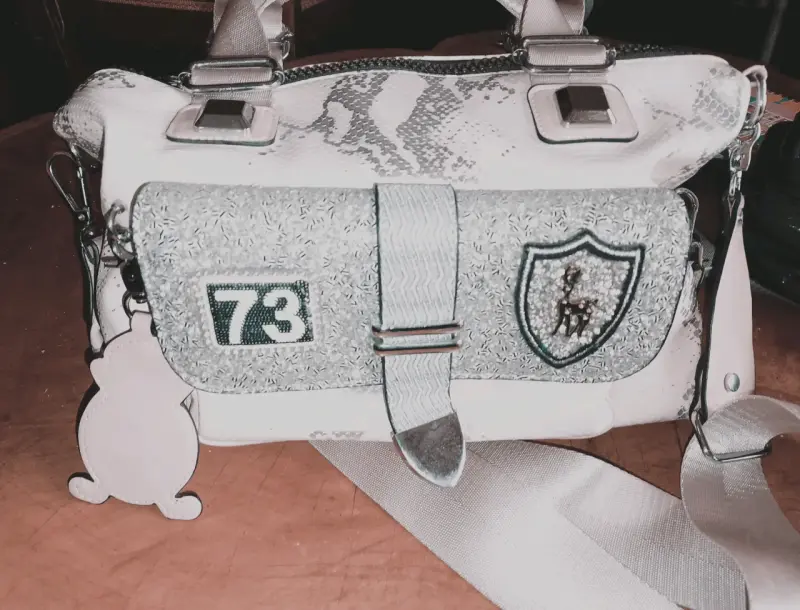 Bolso bandolera con detalles grises - 1