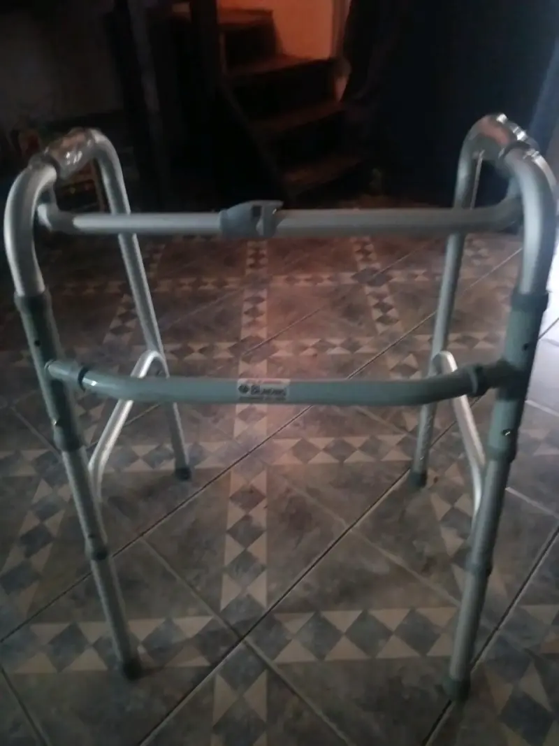 Andador plegable para adulto - 1