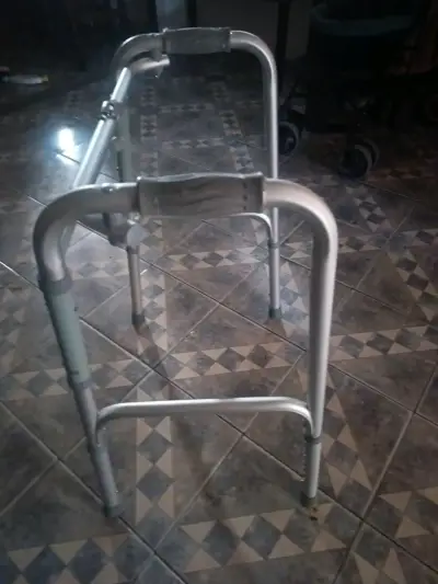 Andador plegable para adulto - miniatura 2
