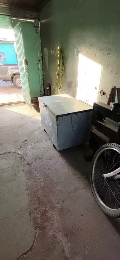 Arcón metálico con tapa - miniatura 1