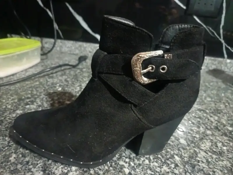 Botines negros con hebilla - 1