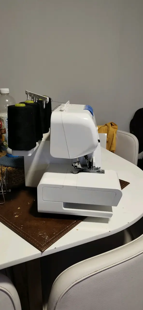 Máquina de coser overlock blanca - 1