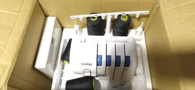 Máquina de coser overlock blanca - miniatura 3