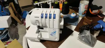 Máquina de coser overlock blanca - miniatura 5