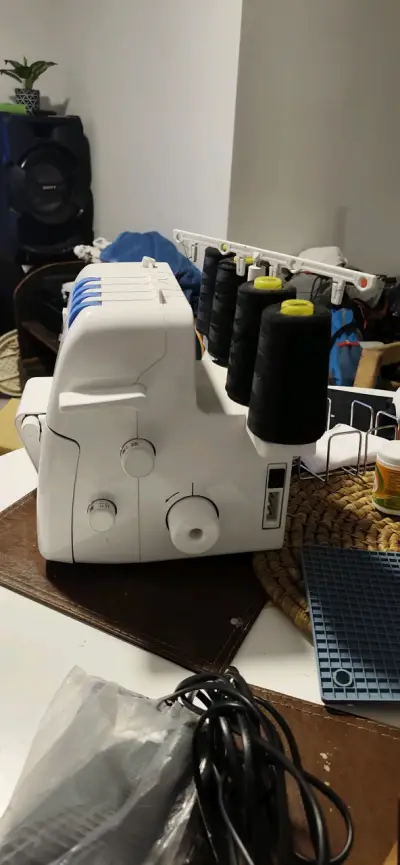 Máquina de coser overlock blanca - miniatura 7