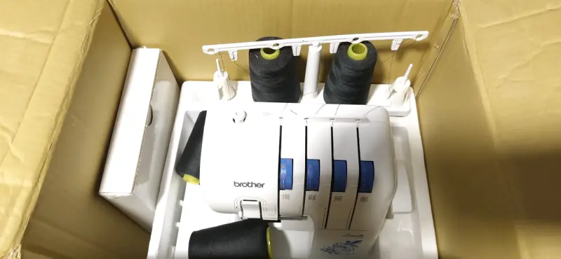 Máquina de coser overlock blanca - 11