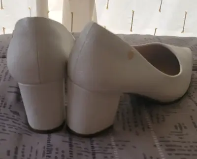 Zapatos de tacón blancos. - miniatura 1