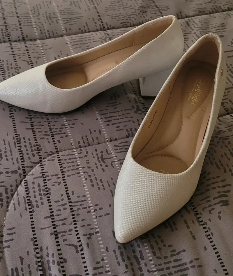 Zapatos de tacón blancos. - 2