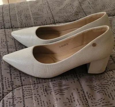 Zapatos de tacón blancos. - miniatura 3