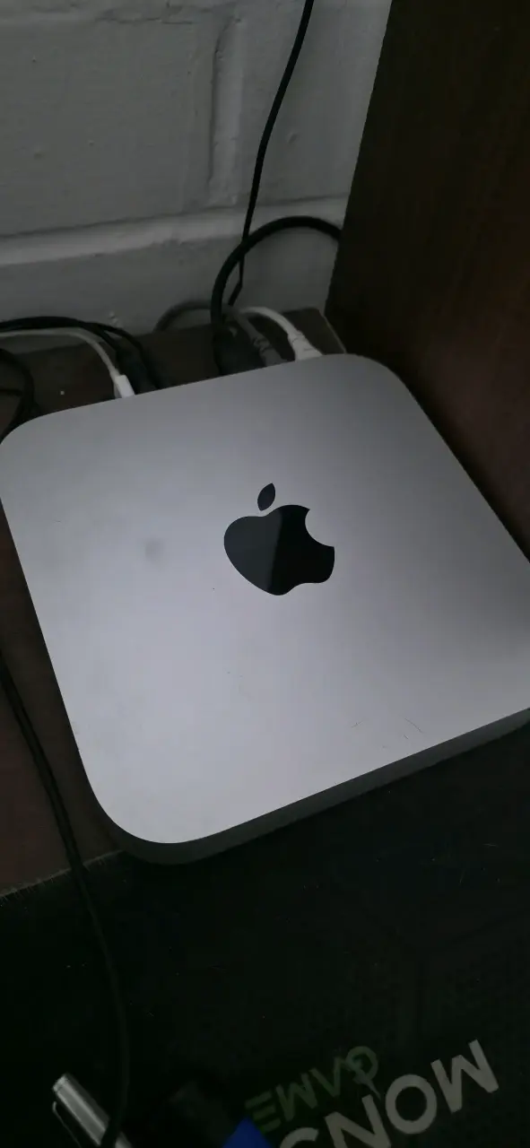 Mac Mini plateado en buen estado - 1
