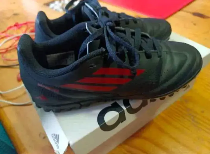 Zapatillas deportivas negras rojas - 1