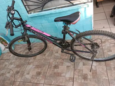 Bicicleta montaña negra y rosa - miniatura 1