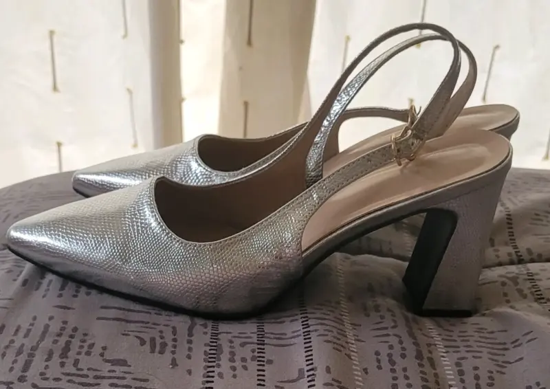 Tacones plateados de mujer - 1