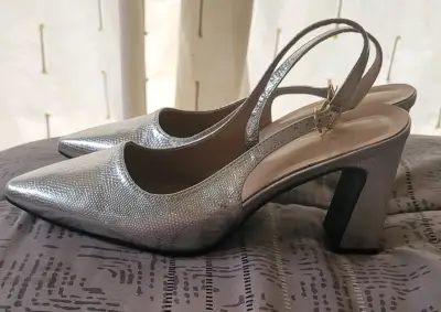 Tacones plateados de mujer - miniatura 1