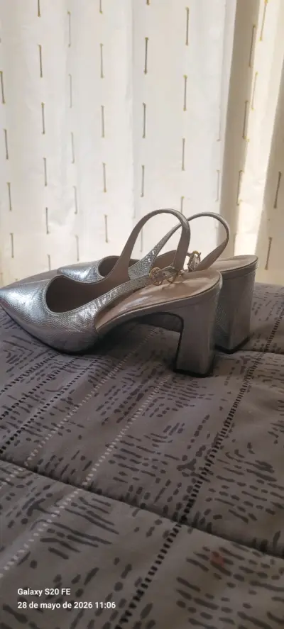 Tacones plateados de mujer - miniatura 4