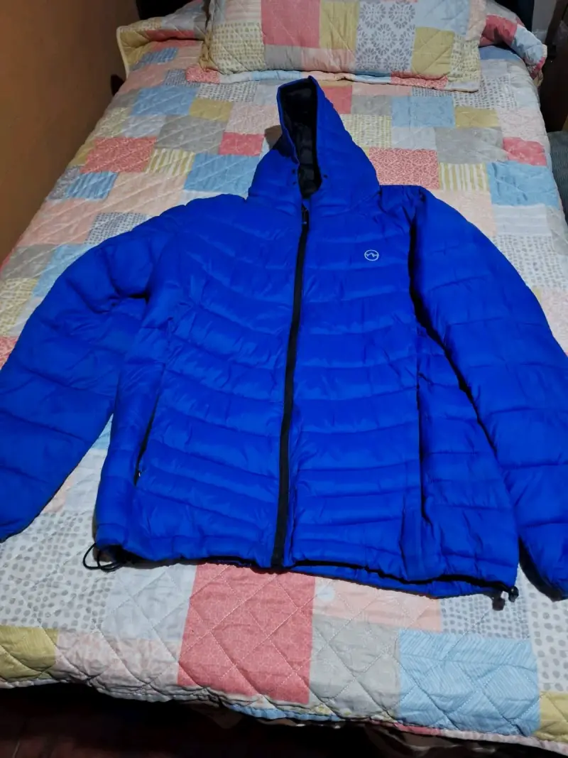 Chaqueta azul con capucha