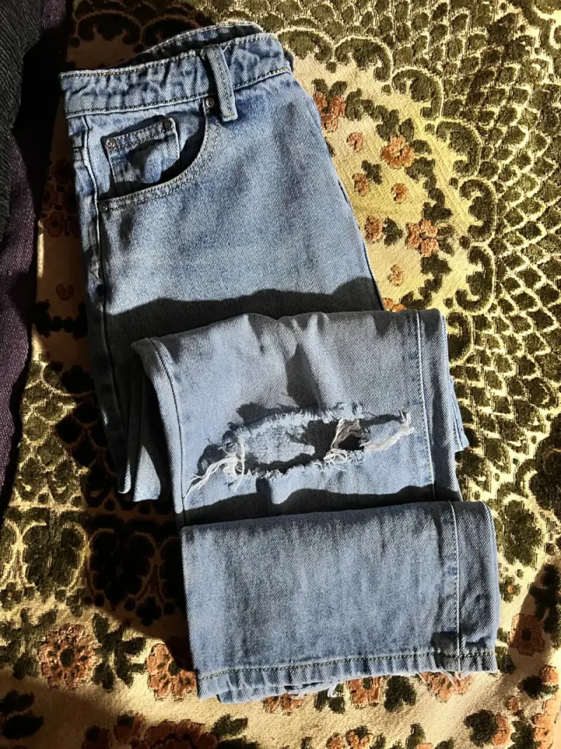 Jeans rasgados azul claro