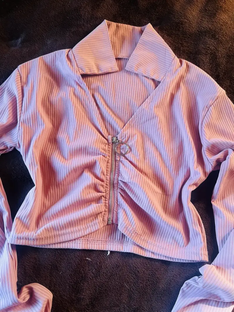 Top color rosa con cierre