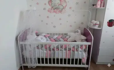 Cuna de bebé púrpura y blanca - miniatura 2