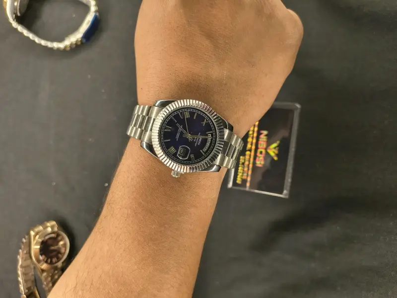 Reloj de pulsera metálico - 1