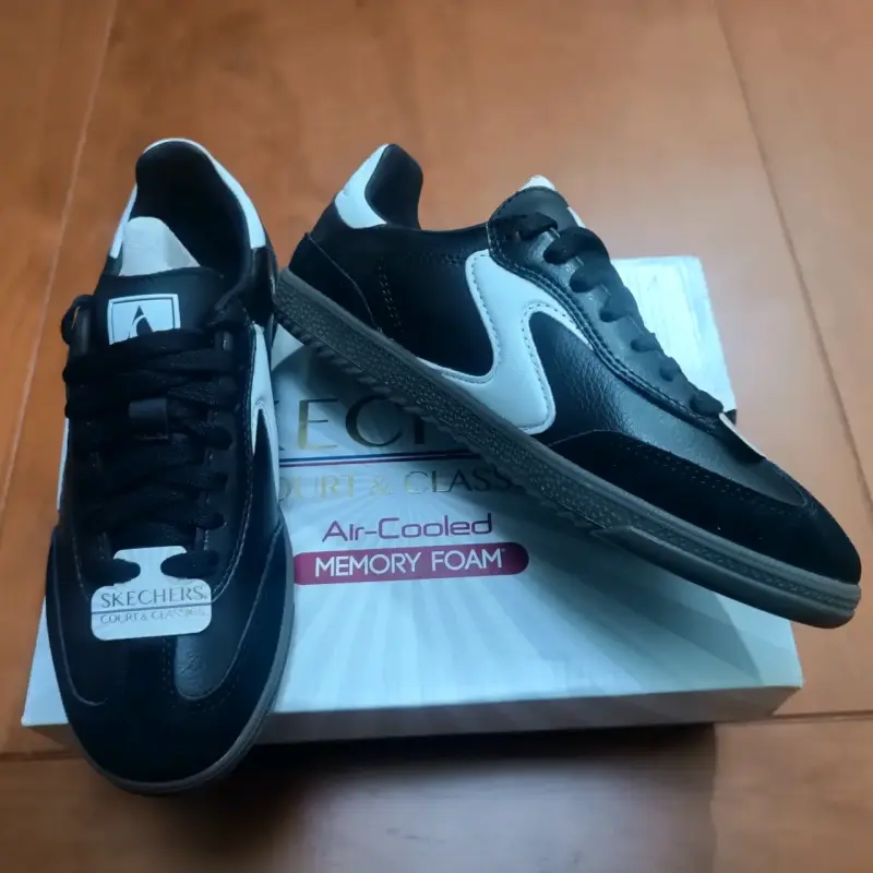 Zapatillas Skechers negras y blancas