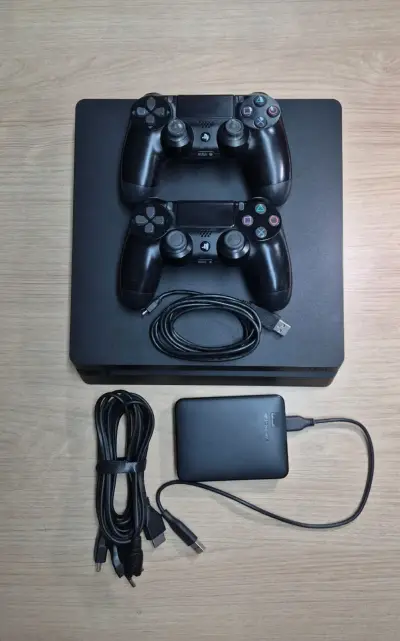 Consola de videojuegos ps4 con controles - miniatura 1