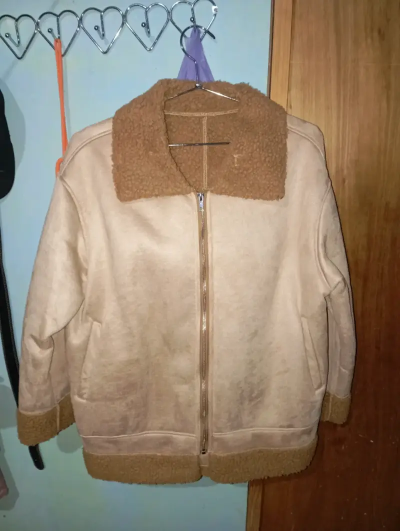 Chaqueta beige con borde peludo - 1