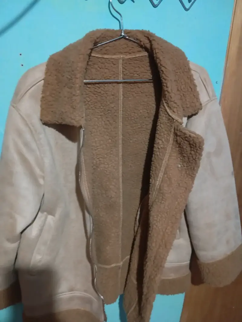 Chaqueta beige con borde peludo - 4