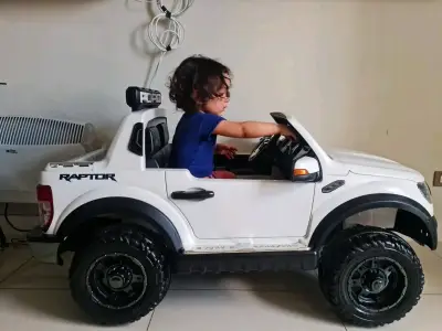Auto eléctrico juguete Raptor blanco - miniatura 2