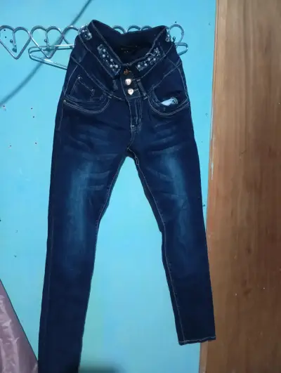 Jeans azul oscuro con detalles - miniatura 1