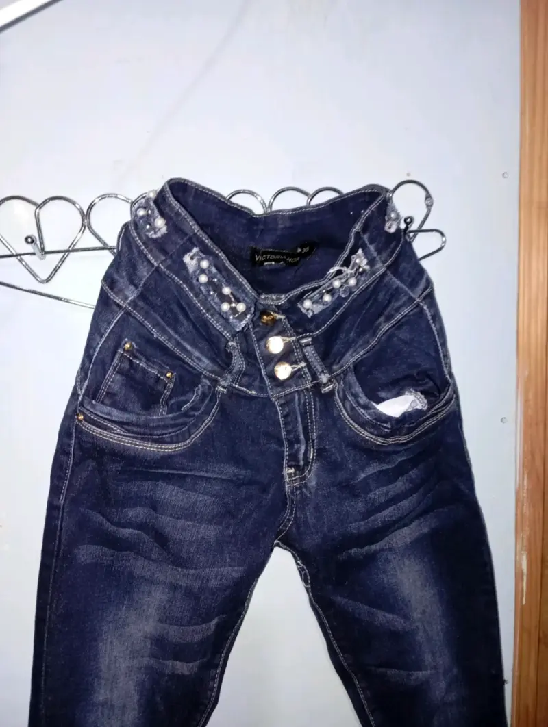 Jeans azul oscuro con detalles - 2