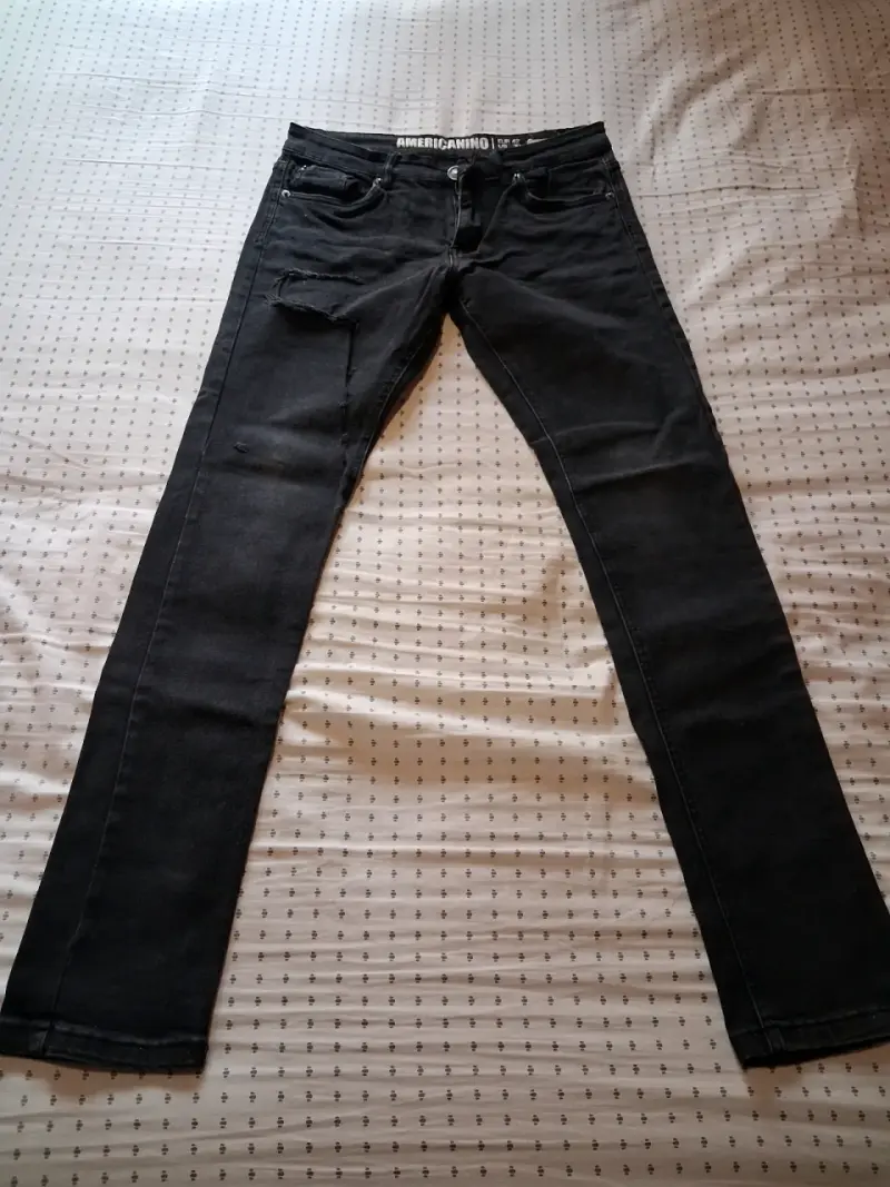 Jeans negros con roturas