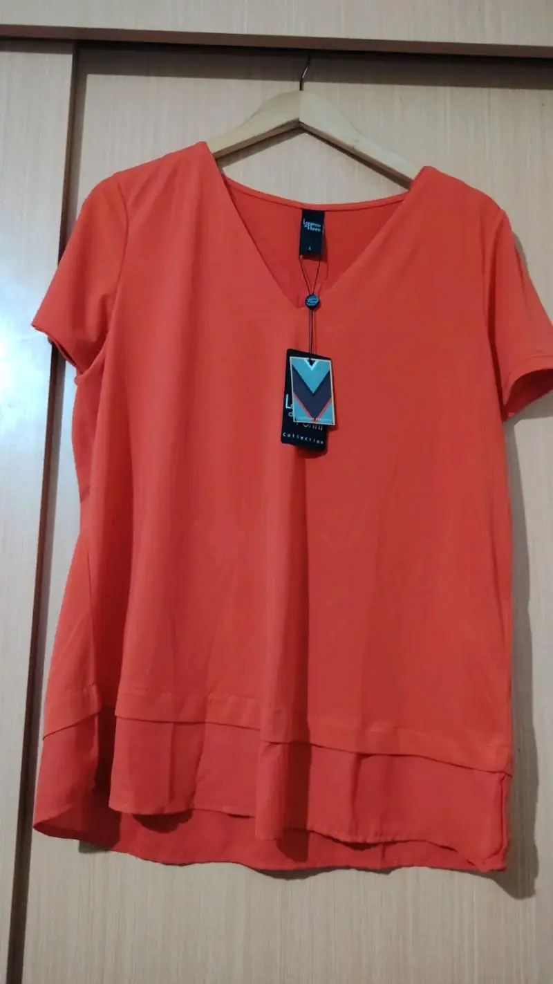 Polera naranja con etiqueta nueva