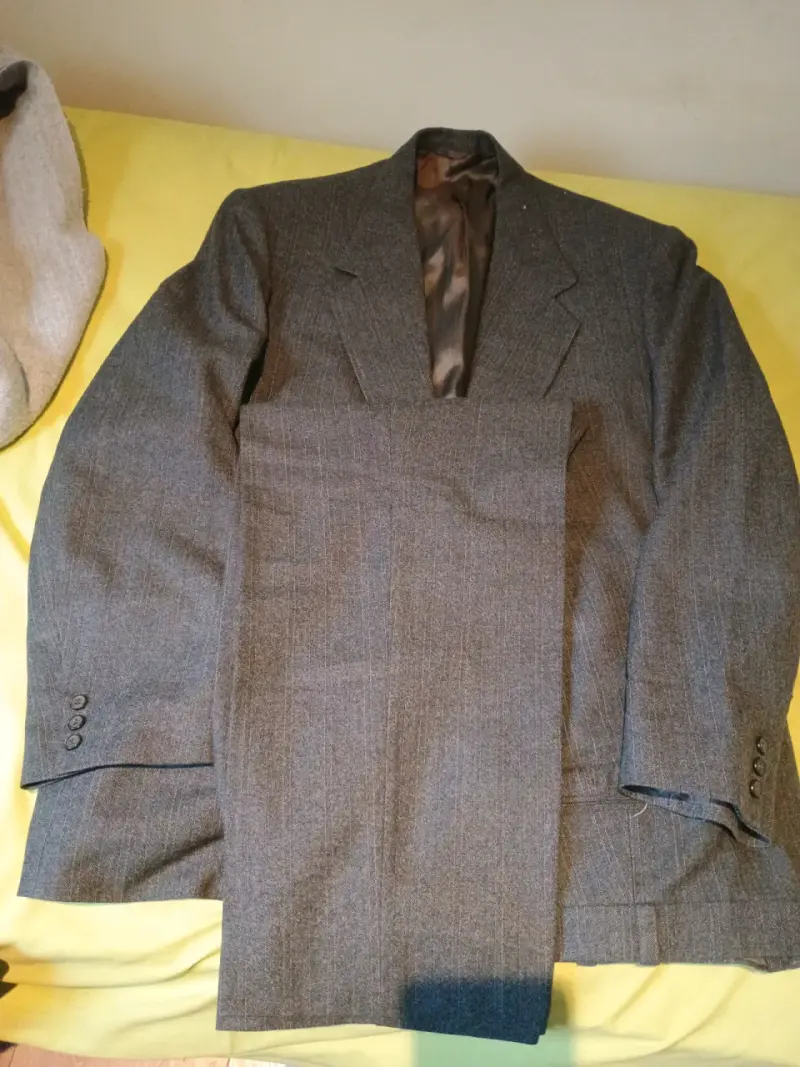 Traje formal gris clásico