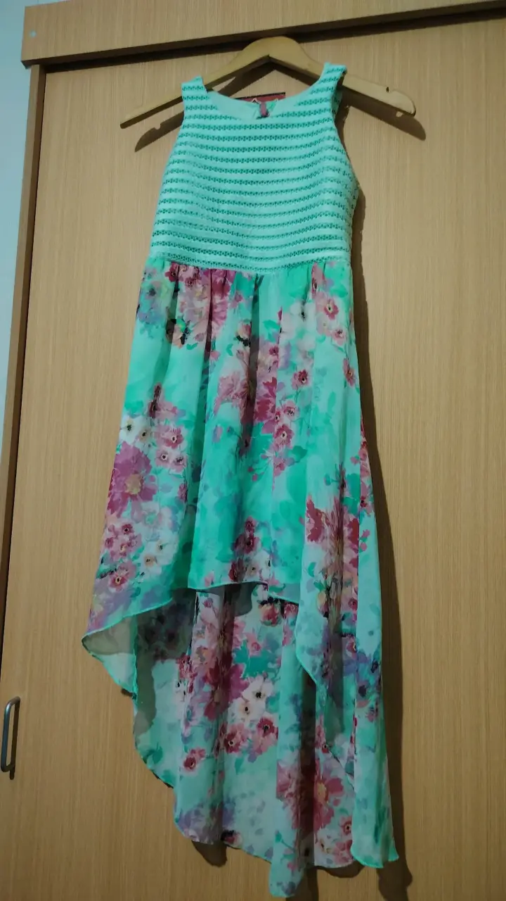 Vestido floral turquesa asimétrico