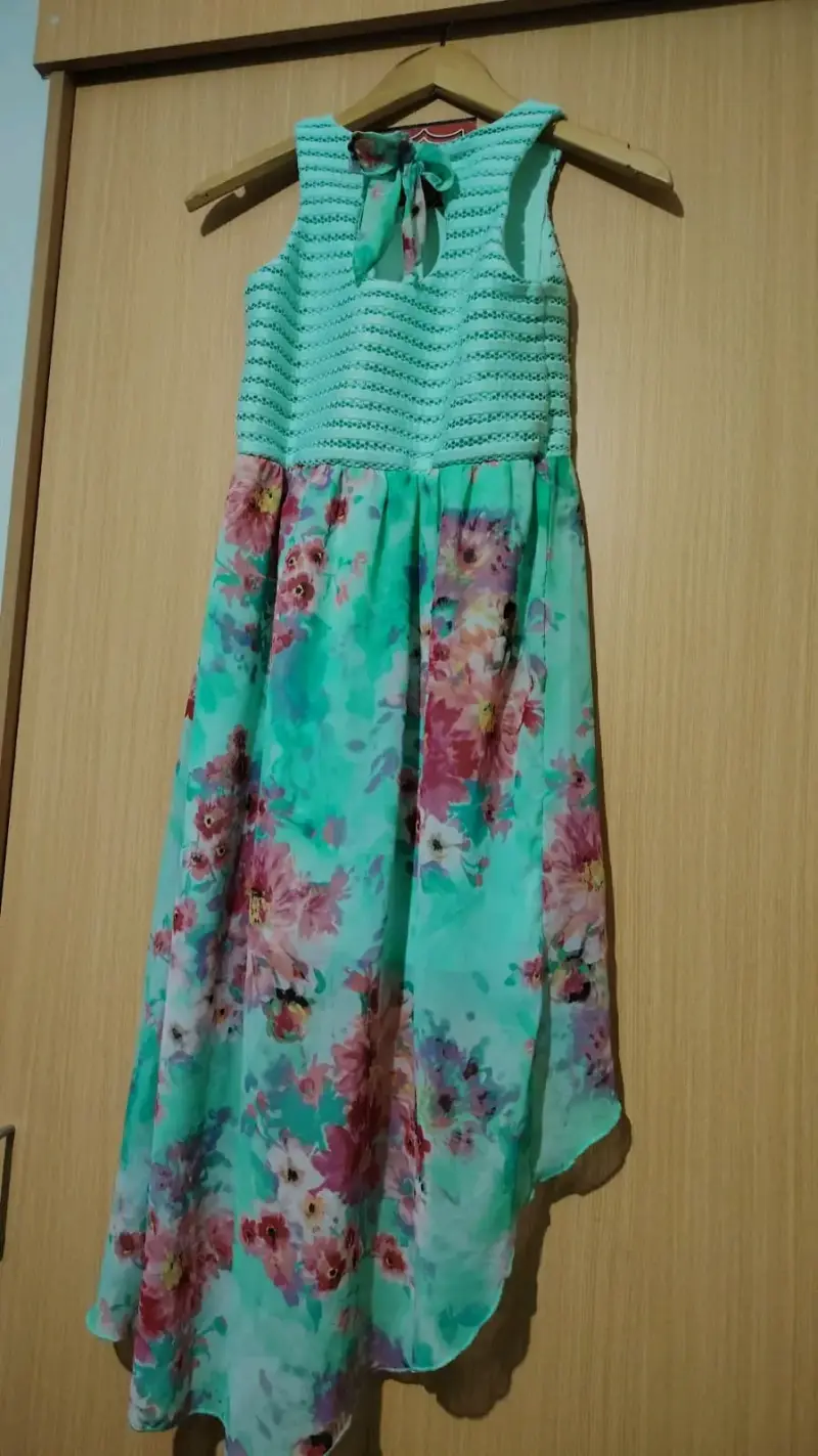 Vestido floral turquesa asimétrico - 2
