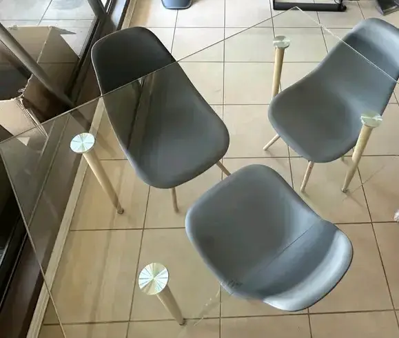Mesa de vidrio con 4 sillas
