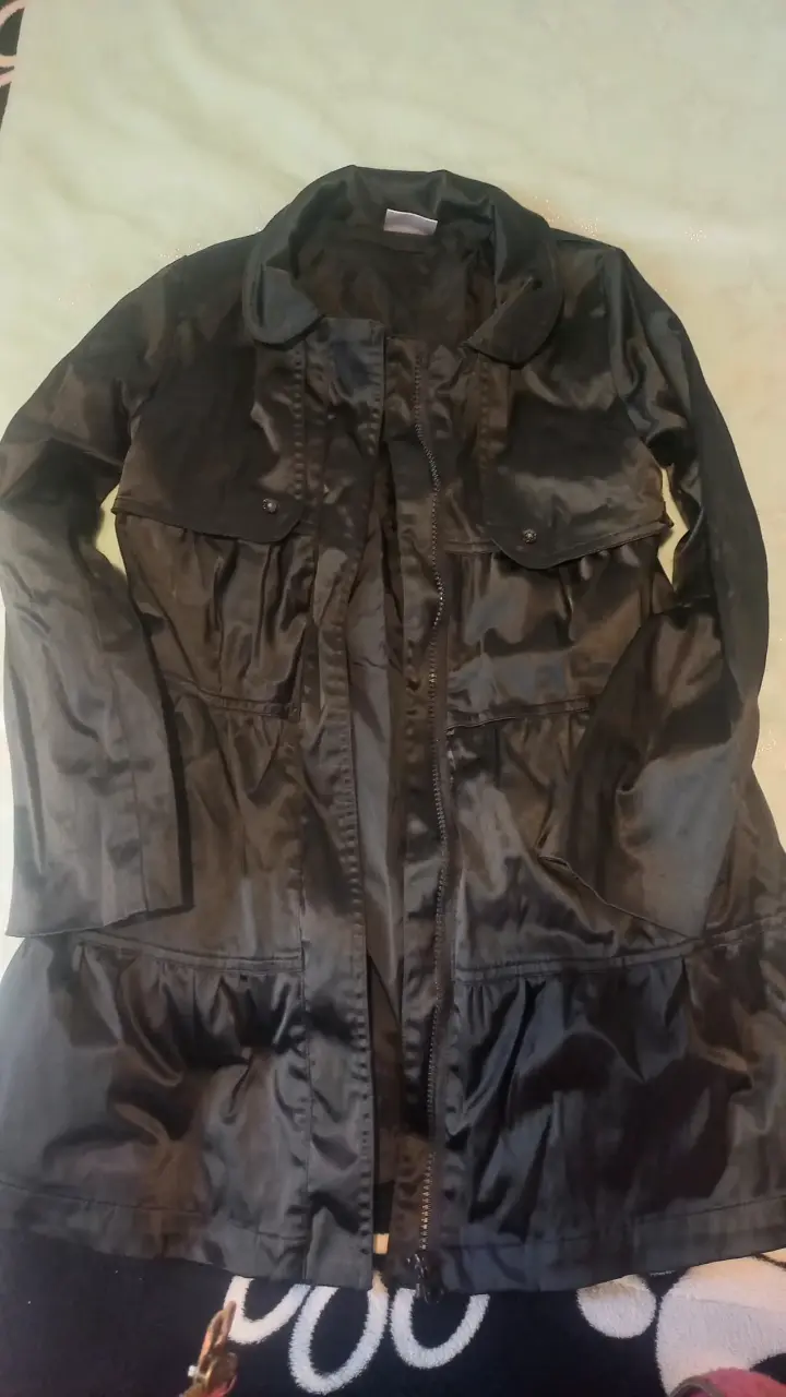 Abrigo negro estilo parka - 1
