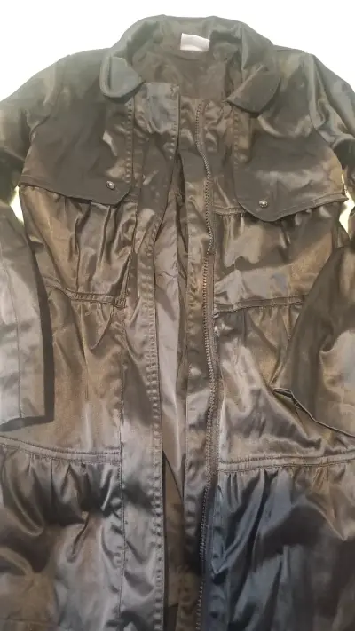 Abrigo negro estilo parka - miniatura 2