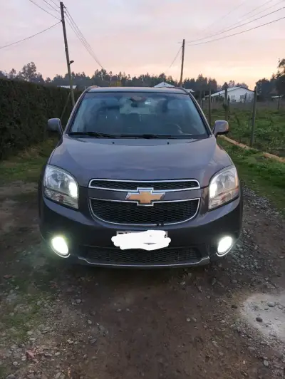 Chevrolet SUV gris oscuro - miniatura 1