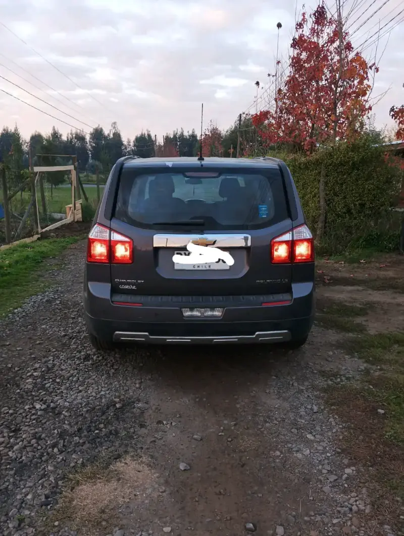 Chevrolet SUV gris oscuro - 2