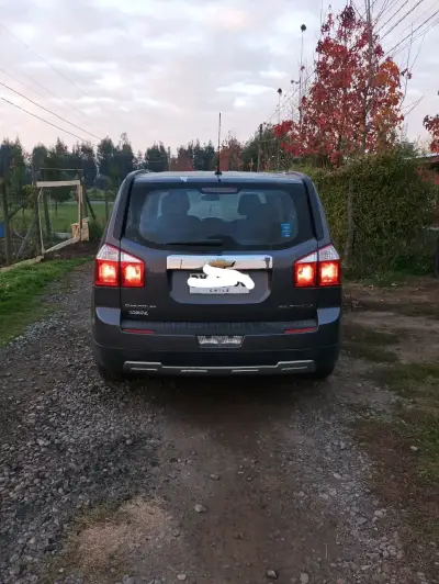 Chevrolet SUV gris oscuro - miniatura 2