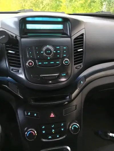 Chevrolet SUV gris oscuro - miniatura 3
