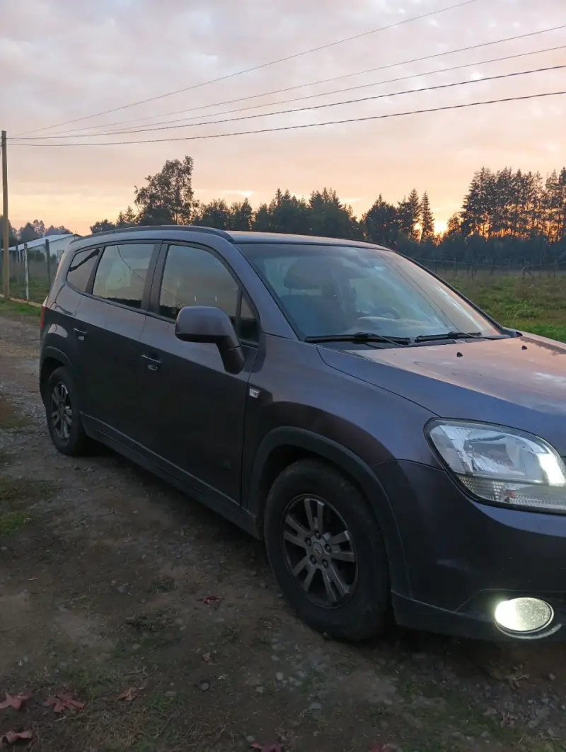 Chevrolet SUV gris oscuro - 5