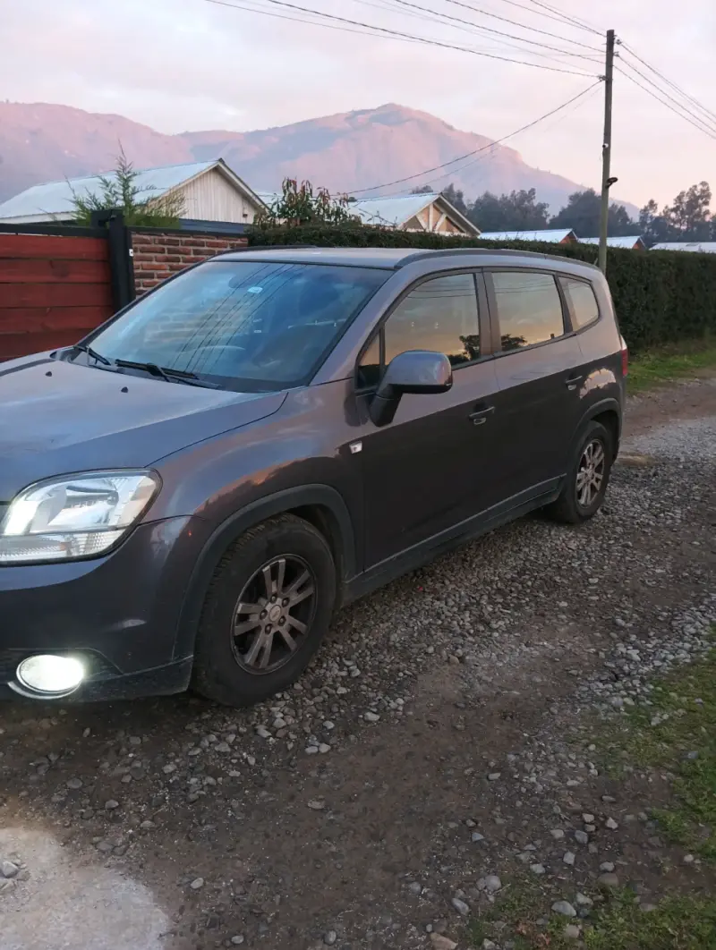 Chevrolet SUV gris oscuro - 6