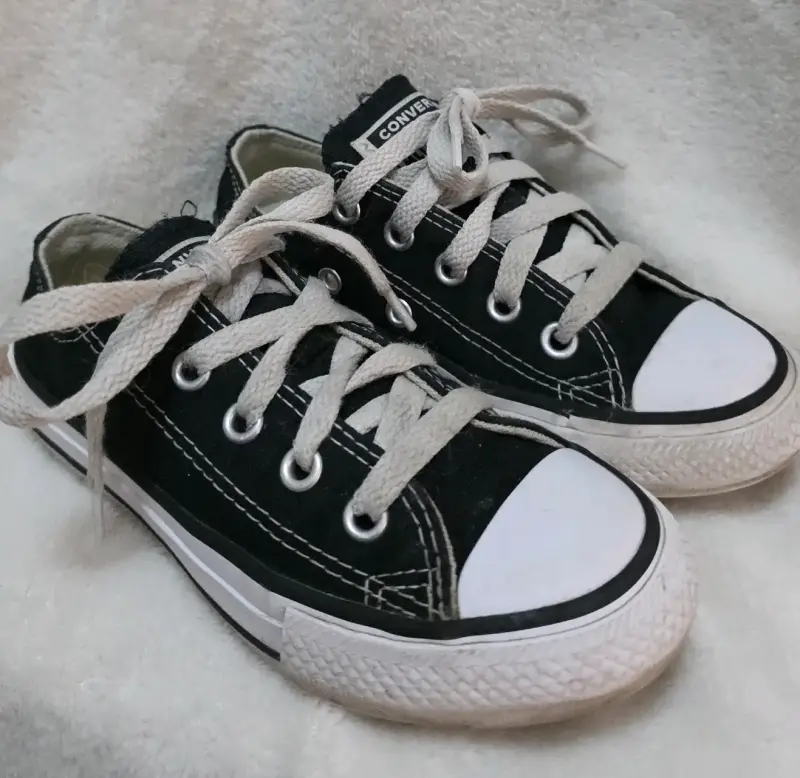 Zapatillas negras Converse clásicas - 1