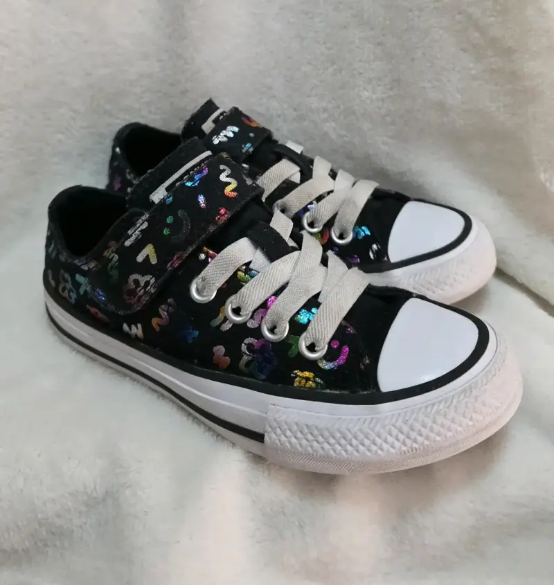 Zapatillas Converse negras con diseño floral - 1