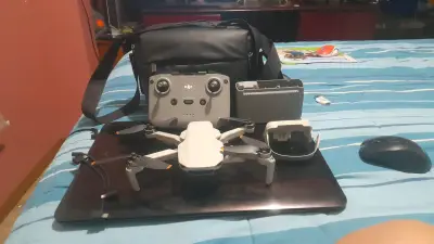 Drone DJI con control y accesorios - miniatura 1