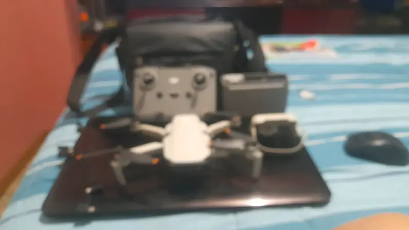Drone DJI con control y accesorios - 2