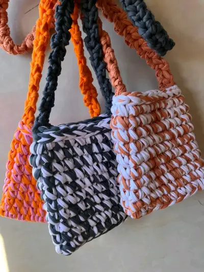 Bolsos tejidos a crochet coloridos - miniatura 1